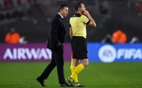 Gallardo hablando con Tobar luego de la eliminación de River Plate (Getty)