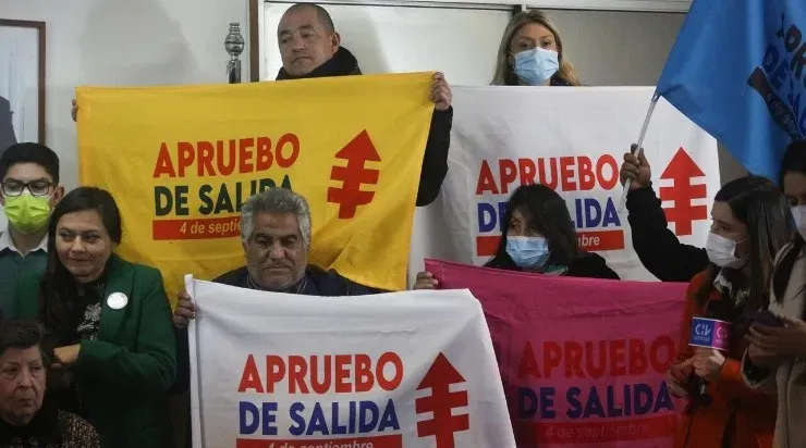 Militantes DC con sus banderas del Apruebo. (AGENCIA UNO)