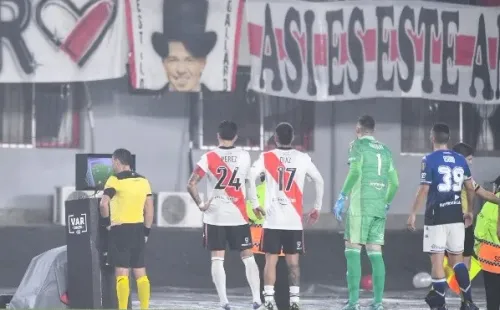 Tobar revisando el VAR en el Monumental de Núñez (Getty)