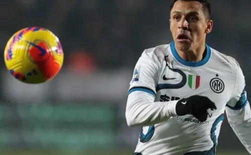 Alexis le cierra la puerta al Flamengo de Arturo Vidal.