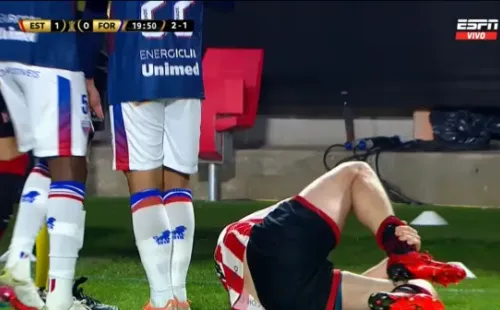 Mauro Boselli quedó bastante adolorido por la entrada. (Foto: Captura de pantalla Espn)
