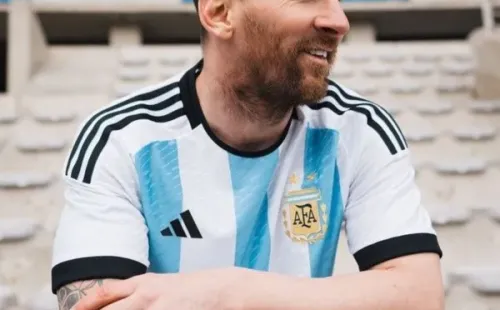 Messi posando con la nueva camiseta de Argentina (Selección Argentina)