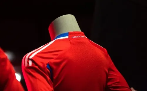El mensaje de La Roja de Todos luce en la parte posterior del cuello. (Foto: adidas Chile)