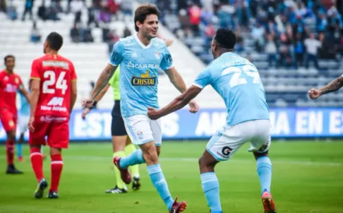 Omar Merlo, defensor que fuera campeón con Huachipato, celebra su gol con el Cervecero. Foto: Twitter Sporting Cristal.