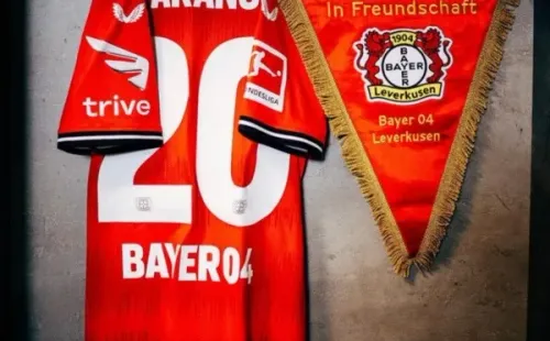 La camiseta del capitán Charles Aránguiz se robó todas las miradas del vestuario del Leverkusen. | Foto: Bayer Leverkusen