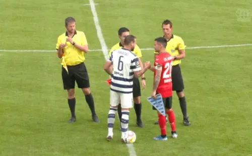 Charles Aránguiz fue capitán y titular en el primer partido de su club en la temporada. | Foto: Bayer Leverkusen