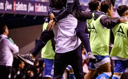 Nicolás Larcamón festeja su campaña perfecta con el Puebla.