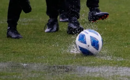 Así estaba la cancha del estadio Elías Figueroa Brander antes del duelo entre Santiago Wanderers y Deportes Temuco. El árbitro decidió suspender todo por la lluvia. Foto: Agencia Uno