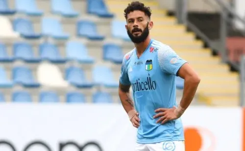 Larrondo vio frustrado su regreso al fútbol tras pasar un tiempo sin club. | Foto: Agencia Uno