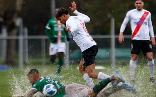 Bajo una intensa lluvia se jugó el partido en Curicó.