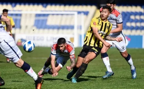 Fernández Vial y Deportes Recoleta igualaron, complicándose más en el fondo. Foto: Agencia Uno