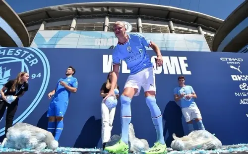 Haaland y Julián Álvarez presentados ante una multitud de hinchas del Manchester City. (Foto: Getty Images)