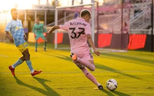 Romeo Beckham afina la puntería para anotar golazos como los de su padre. | Foto: @romeobeckham