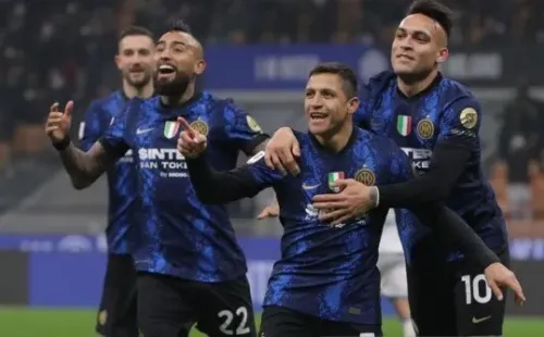 MILAN, ITALY - JANUARY 19: Alexis Sanchez of FC Internazionale celebrates with team mates Lautaro Martinez, Arturo Vidal, Roberto Gagliardini and Matteo Darmian after scoring to give the side a 1-0 lead during the Coppa Italia match between FC Internazionale and Empoli FC at Stadio Giuseppe Meazza on January 19, 2022 in Milan, Italy. (Photo by Jonathan Moscrop/Getty Images)