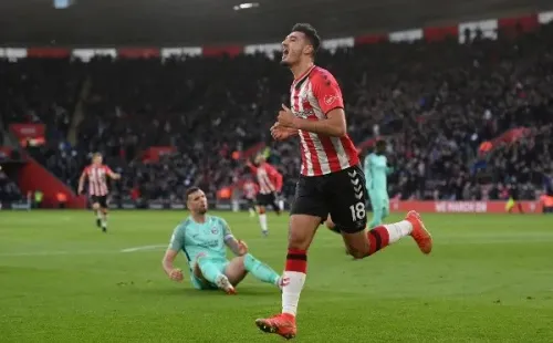 Armando Broja festeja uno de los seis goles que convirtió en la Premier League con el Southampton.