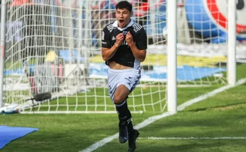 Alexander Oroz celebra el gol que le marcó a la Universidad Católica.