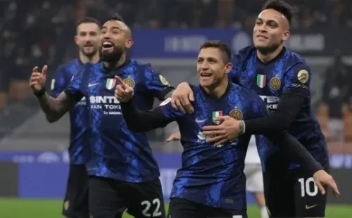 MILAN, ITALY - JANUARY 19: Alexis Sanchez of FC Internazionale celebrates with team mates Lautaro Martinez, Arturo Vidal, Roberto Gagliardini and Matteo Darmian after scoring to give the side a 1-0 lead during the Coppa Italia match between FC Internazionale and Empoli FC at Stadio Giuseppe Meazza on January 19, 2022 in Milan, Italy. (Photo by Jonathan Moscrop/Getty Images)