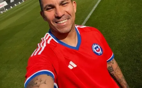 Gary Medel posando con la nueva camiseta de la selección chilena (Instagram)