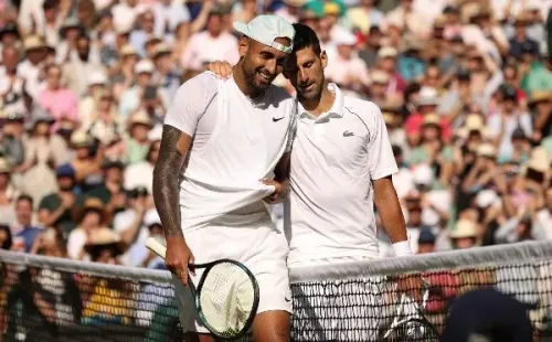 Kyrgios y Djokovic pasaron de ni siquiera mirarse, a los abrazos. | Foto: Getty
