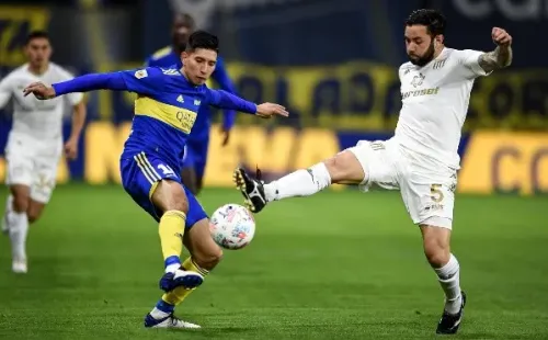 Eugenio Mena disputa un balón con Aarón Molinas de Boca Juniors.