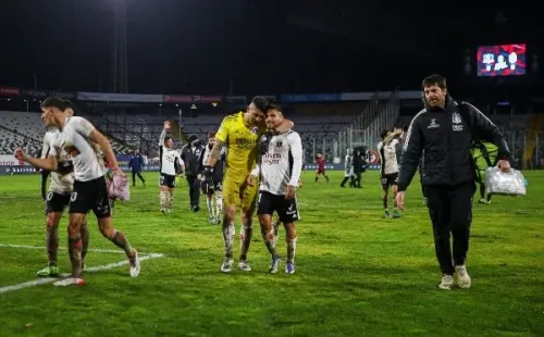 Brayan Cortés celebra con Marco Bolados la victoria de Colo Colo ante Deportes La Serena.