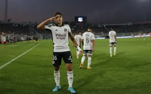 Pablo Solari festeja el gol que le convirtió a Cobresal en el estadio Monumental. Foto: Agencia Uno.