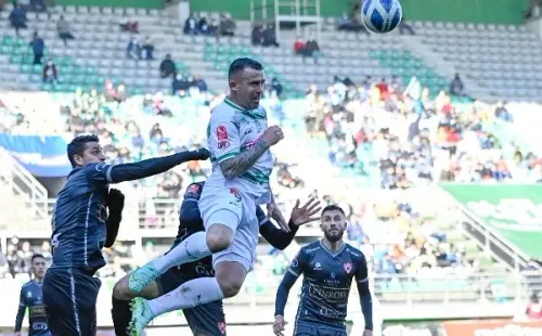 El juego aéreo, uno de los fuertes de Matías Donoso, nuevo fichaje de O’Higgins. Foto: Agencia Uno.