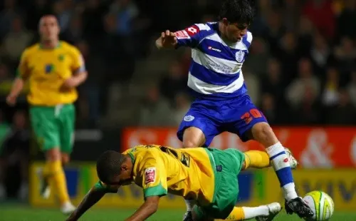 Emmanuel Ledesma (de blanquiazul) en el Reading ante el Norwich City. Foto: Getty Images.