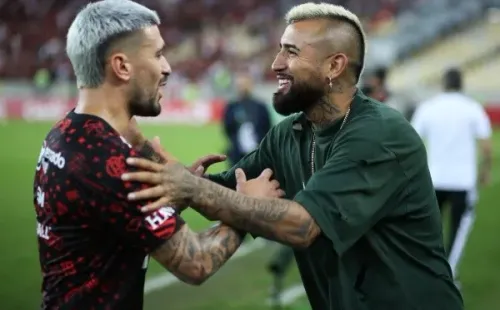 Vidal saluda al uruguayo De Arrascaeta