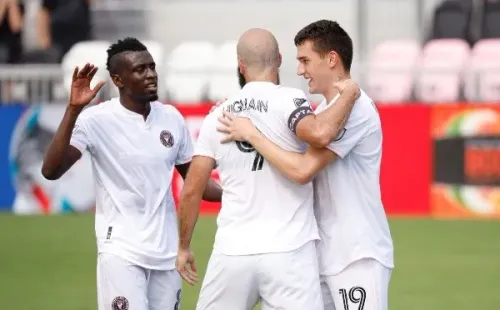 Robbie Robinson se abraza con Gonzalo Higuaín en el festejo de un gol del Inter Miami.