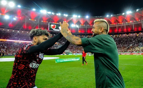 Gabigol le dio la bienvenida a Vidal.