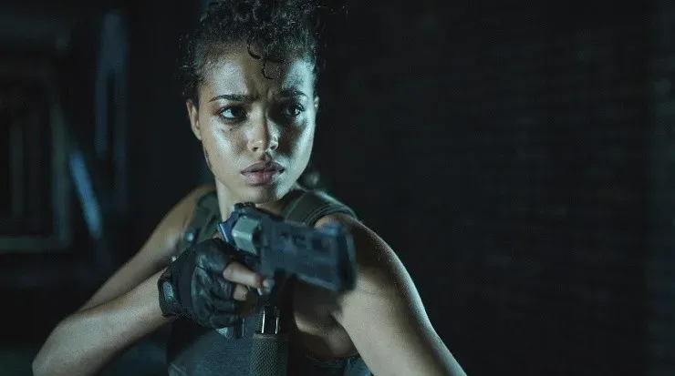 Ella Balinska tuvo que “des-aprender” su entrenamiento en combate para Resident Evil.(Foto: Netflix)