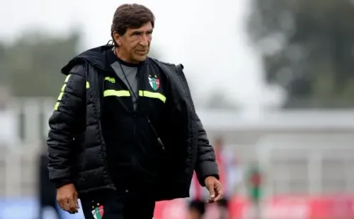Costas seguirá, por ahora, siendo director técnico de Palestino. | Foto: Agencia Uno