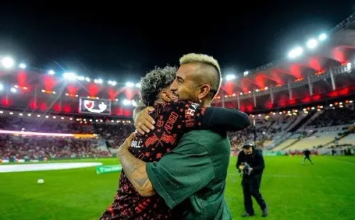 Gabigol le dio una cálida bienvenida al Rey Arturo. | Foto: Flamengo