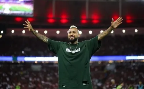Arturo Vidal fue recibido en el Mengão como la estrella que es. | Foto: Flamengo