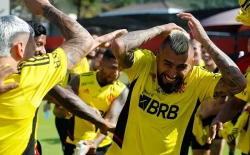 Vidal siendo recibido por el grupo en el entrenamiento. Foto:crflamengo