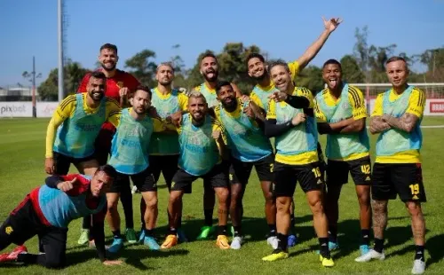 Celebrando con sus nuevos compañeros. Foto: crflamengo