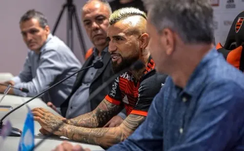 Vidal tuvo su presentación oficial como jugador de Flamengo y le respondió a Cicinho por las críticas previas. | Foto: Marcelo Cortes / Flamengo