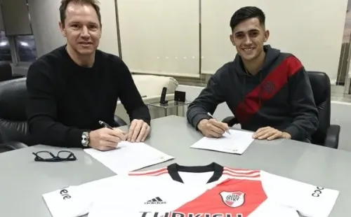 Pablo Solari firmó su contrato con River Plate tras salir de Colo Colo. Foto: Comunicaciones River Plate.