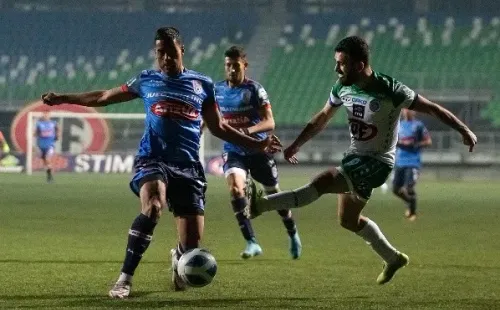 El choque de Deportes Puerto Montt y Deportes Melipilla tuvo un terrible momento en las galerías. Foto: Agencia Uno