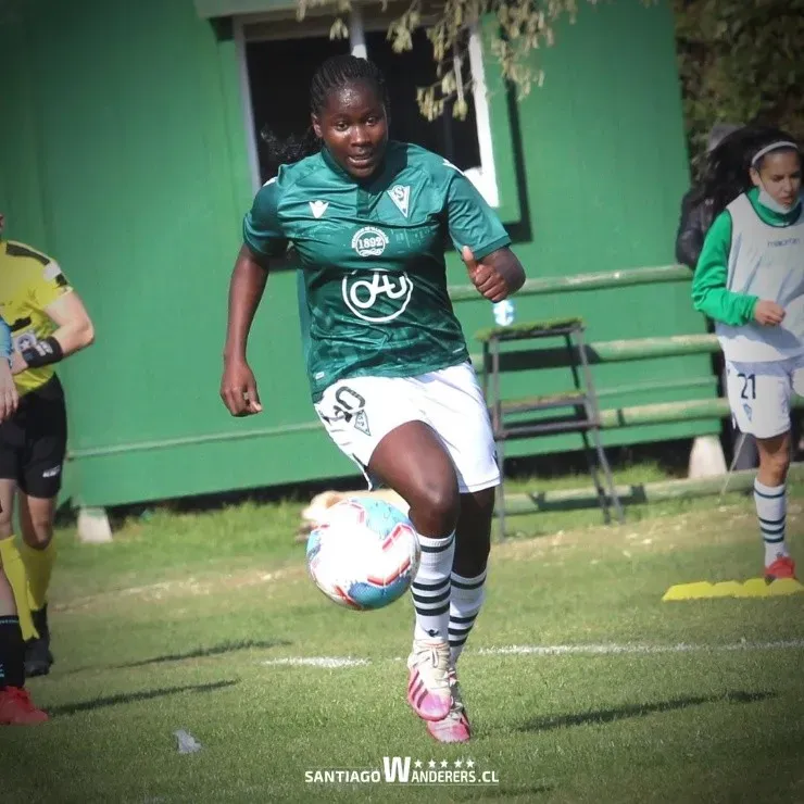 Mary Valencia con la camiseta de Santiago Wanderers de Valparaíso, su primer club en el fútbol femenino nacional. (Foto: Santiago Wanderers).