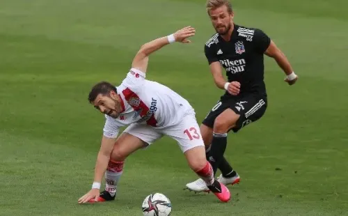 José Rojas lucha un balón con el venezolano Christian Santos.