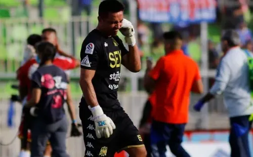Miguel Pinto se lamenta el error que tuvo en la derrota por 2-0 ante la Universidad de Chile.