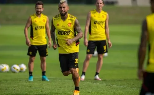 Arturo Vidal debutaría a fin de mes en Flamengo.