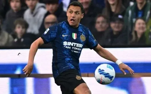 UDINE, ITALY - MAY 01: Alexis Sanchez of FC Internazionale in action during the Serie A match between Udinese Calcio and FC Internazionale at Dacia Arena on May 01, 2022 in Udine, Italy. (Photo by Mattia Ozbot - Inter/Inter via Getty Images)