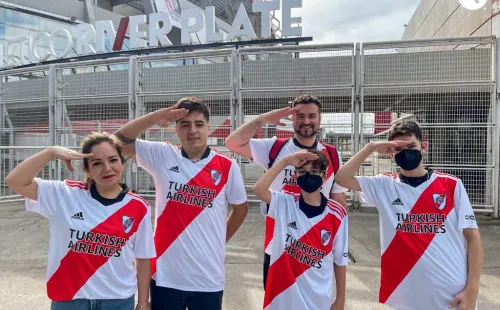 Todos juntos apoyando al Pibe. Foto: @sariskleit
