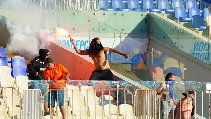 La última Supercopa entre Colo Colo y Universidad Católica en Concepción estuvo media hora detenida por incidentes de los hinchas