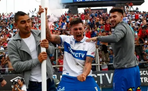 Castillo celebra junto a Jeisson Vargas (hoy en Universidad de Chile) y César Fuentes (actual Colo Colo) el título conseguido por la UC el 2016. | Foto: Agencia Uno