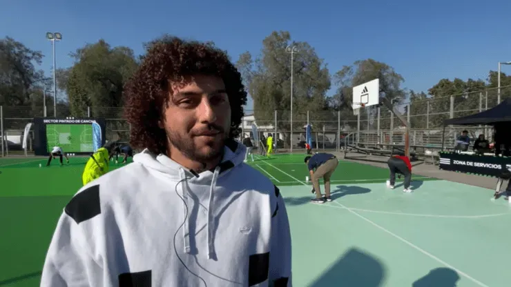 Maxi Falcón visitó Lo Besa, en Quinta Normal, en el marco de la campaña Social Impact de Adidas, que pintará seis canchas de Santiago para acercar el deporte a las personas