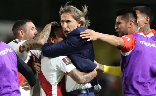Ricardo Gareca festeja un gol de la selección de Perú a Venezuela en las Clasificatorias rumbo a Qatar 2022.